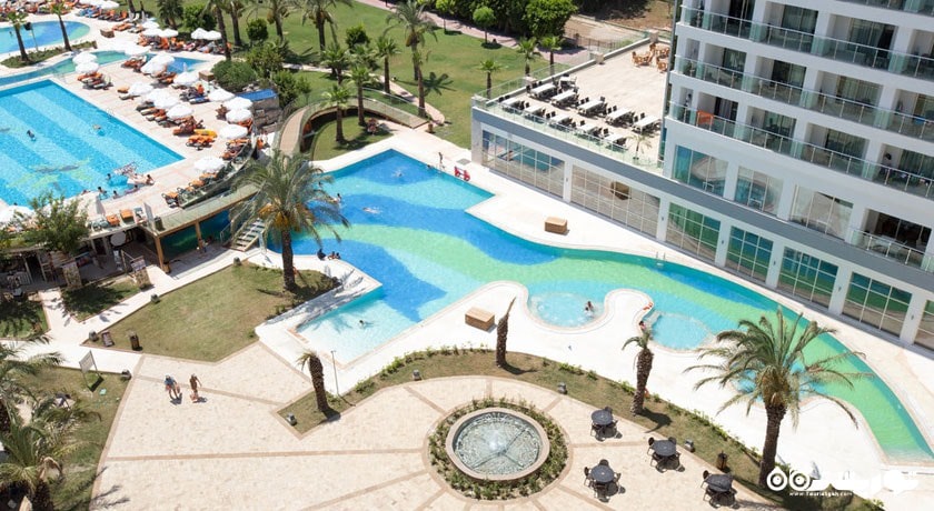 دورنمای زیبای استخر روباز هتل